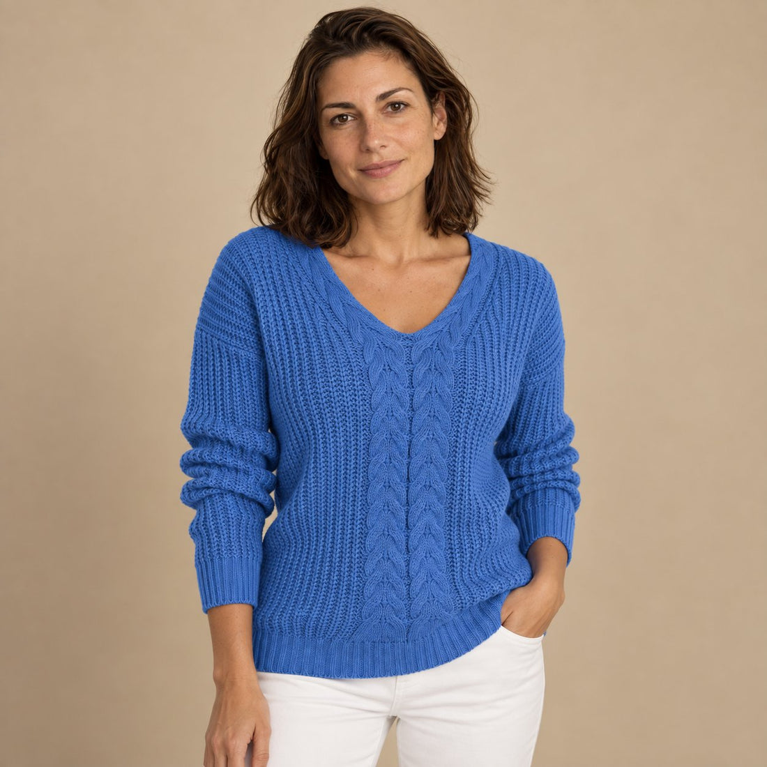 Sweter damski w warkocze w serek o luźnym kroju