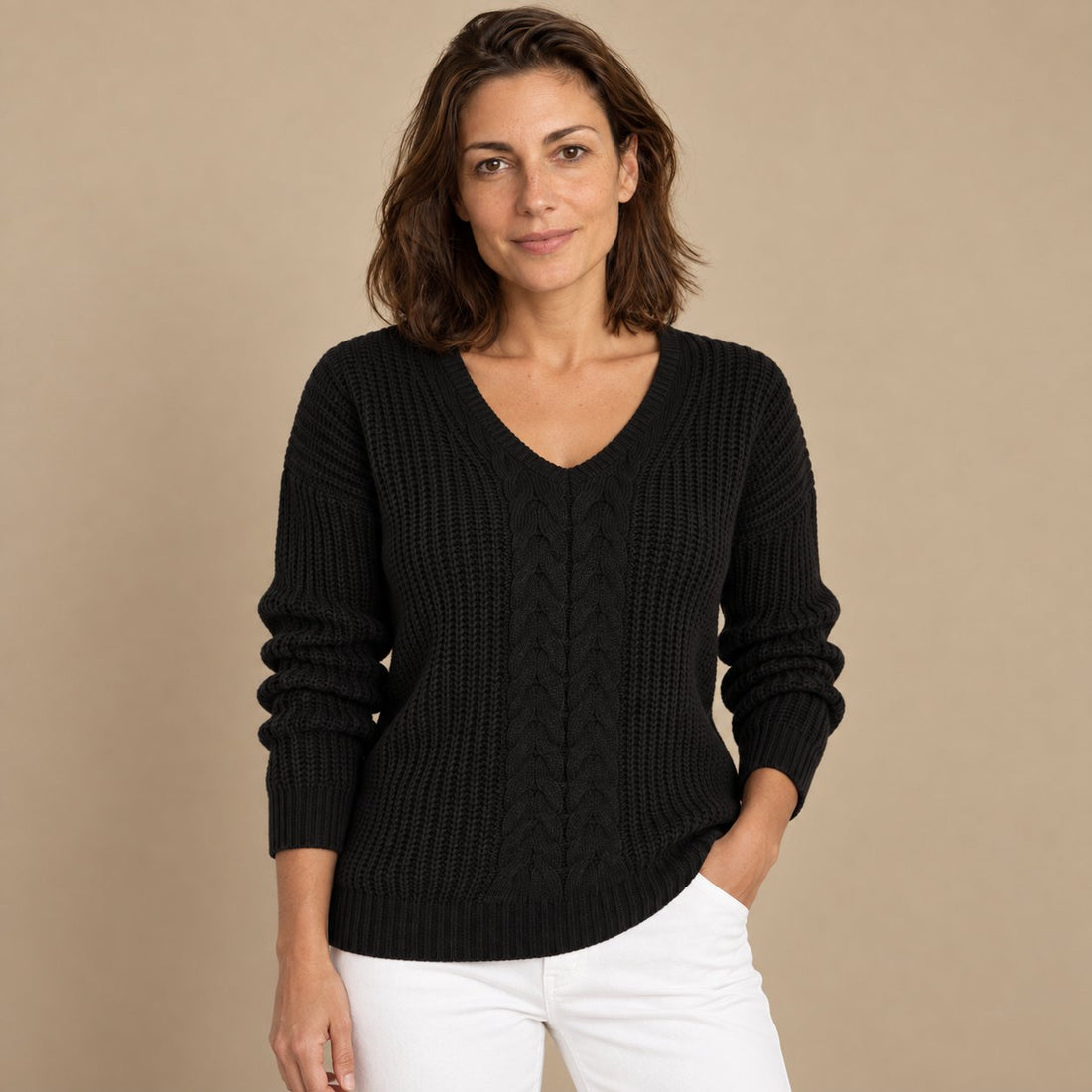 Sweter damski w warkocze w serek o luźnym kroju
