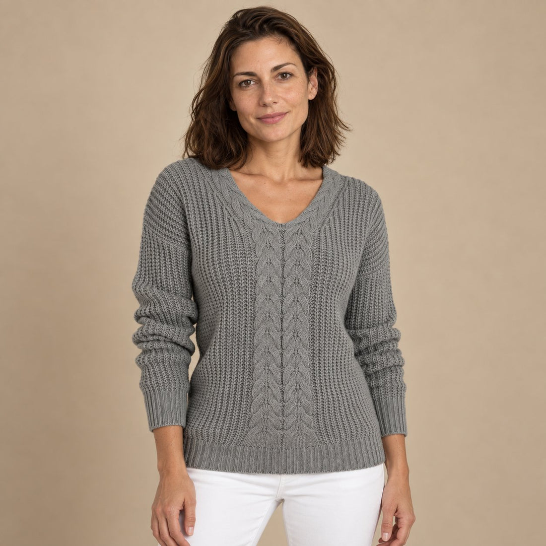 Sweter damski w warkocze w serek o luźnym kroju