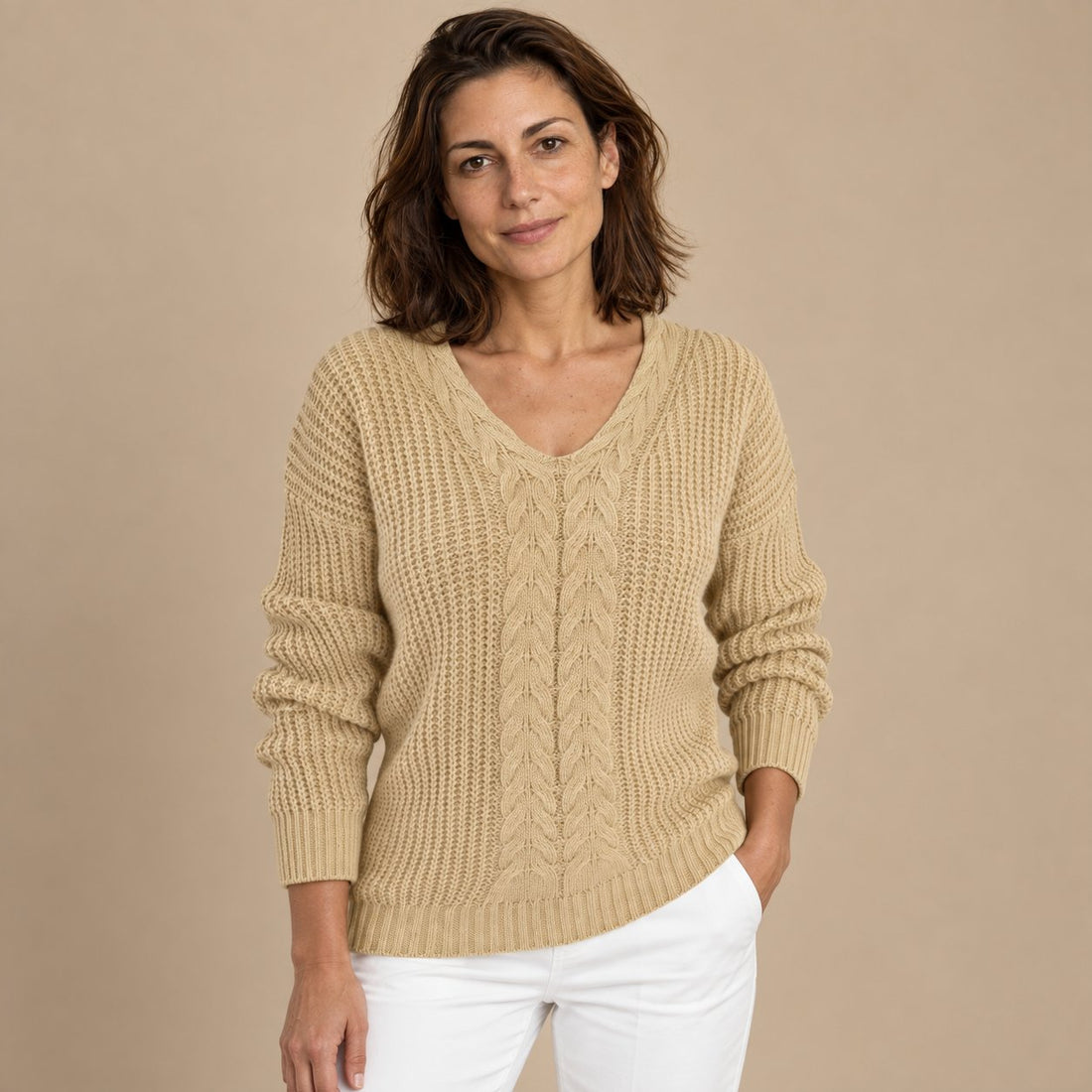 Sweter damski w warkocze w serek o luźnym kroju