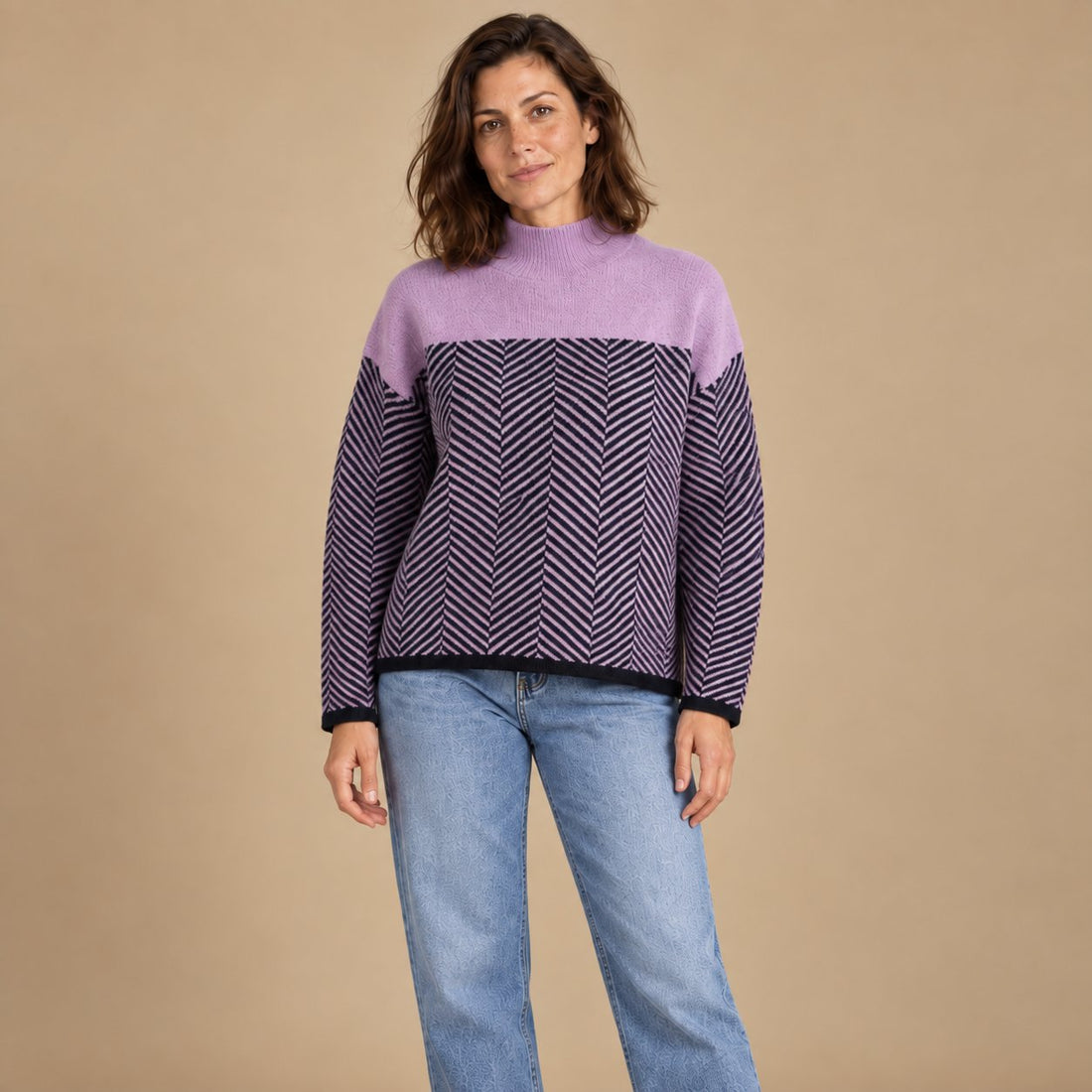 Sweter damski w jodełkę z wysokim kołnierzem o luźnym kroju