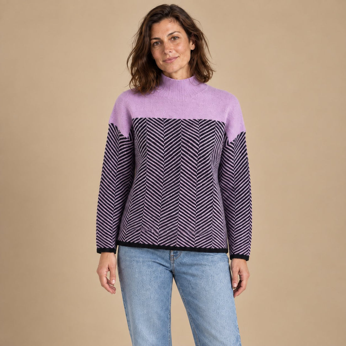 Sweter damski w jodełkę z wysokim kołnierzem o luźnym kroju