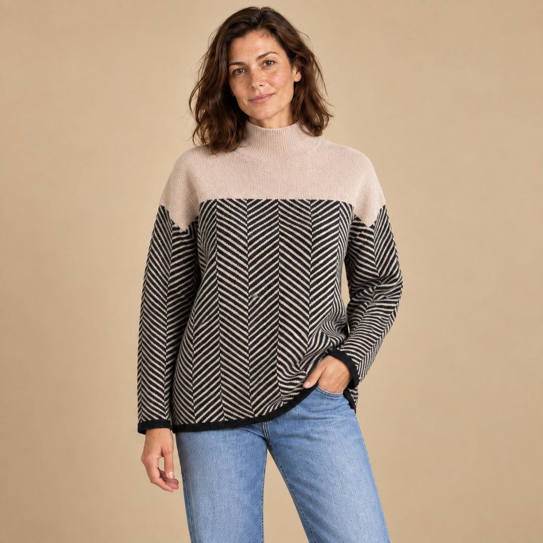 Sweter damski w jodełkę z wysokim kołnierzem o luźnym kroju