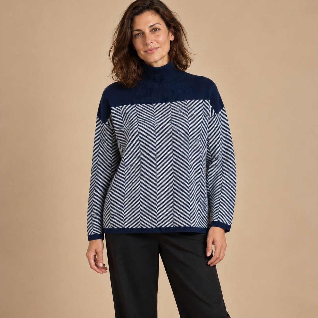 Sweter damski w jodełkę z wysokim kołnierzem o luźnym kroju
