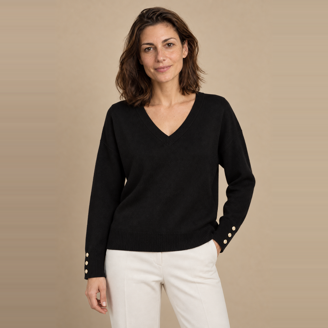 Sweter damski w serek z obniżoną linią ramion i mankietami na guziki