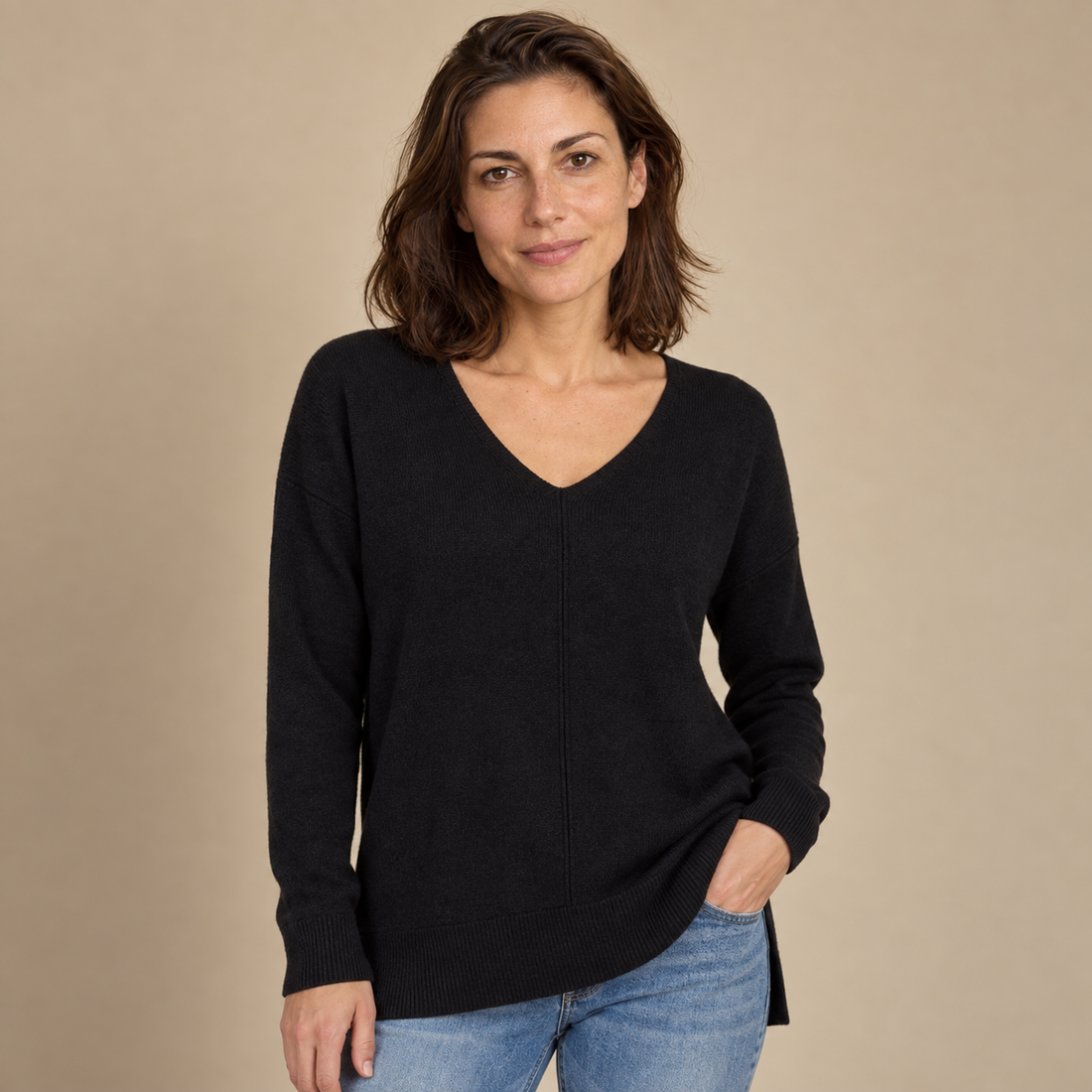 Fakturowany sweter damski w serek we wzór jodełki