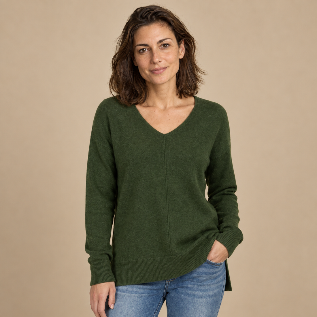 Fakturowany sweter damski w serek we wzór jodełki
