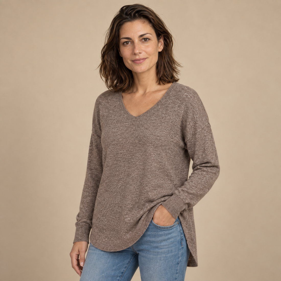 Fakturowany sweter damski w serek we wzór jodełki