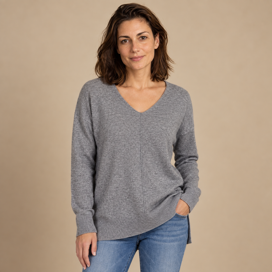 Fakturowany sweter damski w serek we wzór jodełki