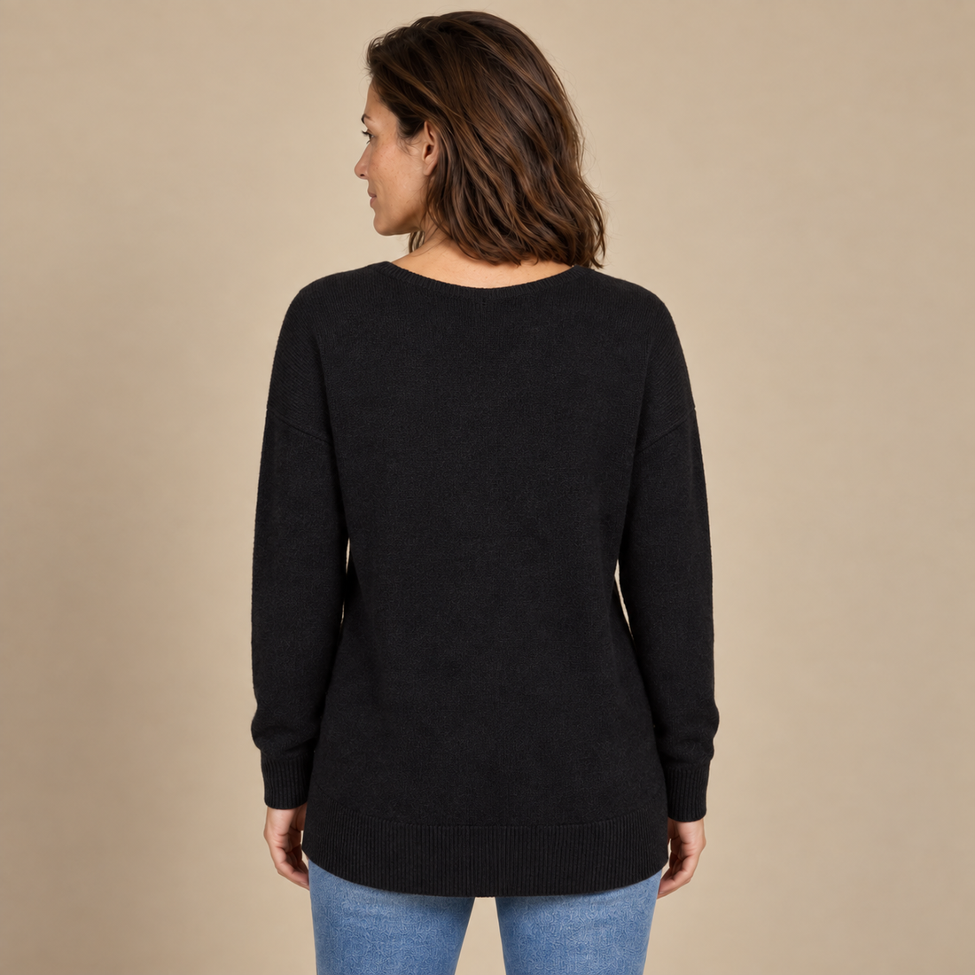 Fakturowany sweter damski w serek we wzór jodełki