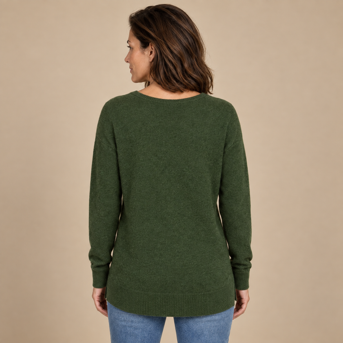 Fakturowany sweter damski w serek we wzór jodełki