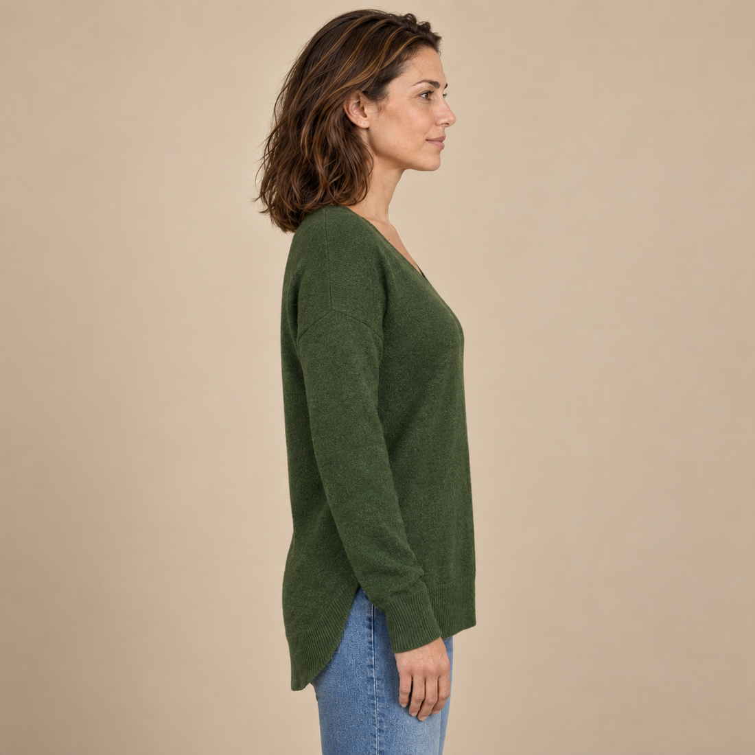Fakturowany sweter damski w serek we wzór jodełki