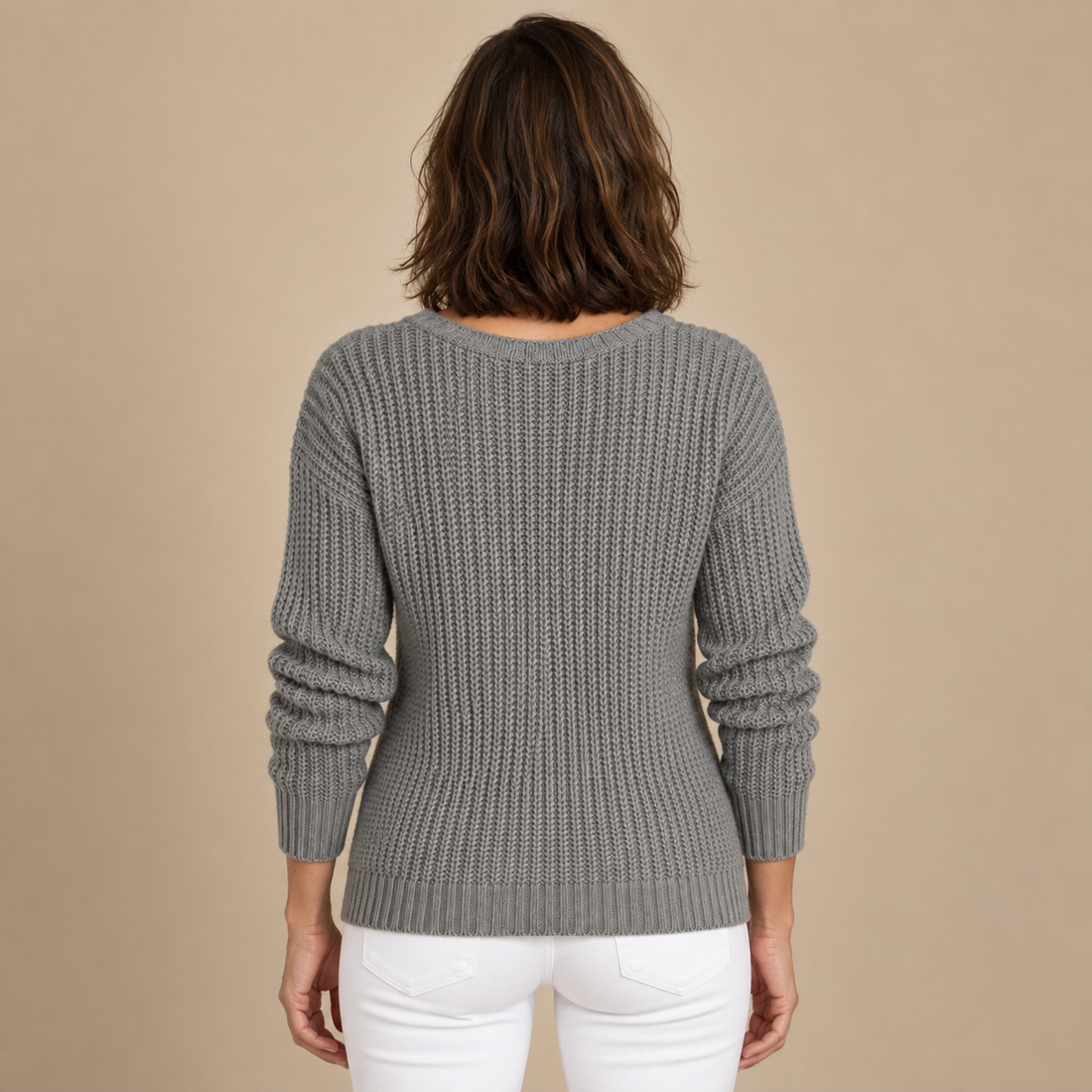 Sweter damski w warkocze w serek o luźnym kroju