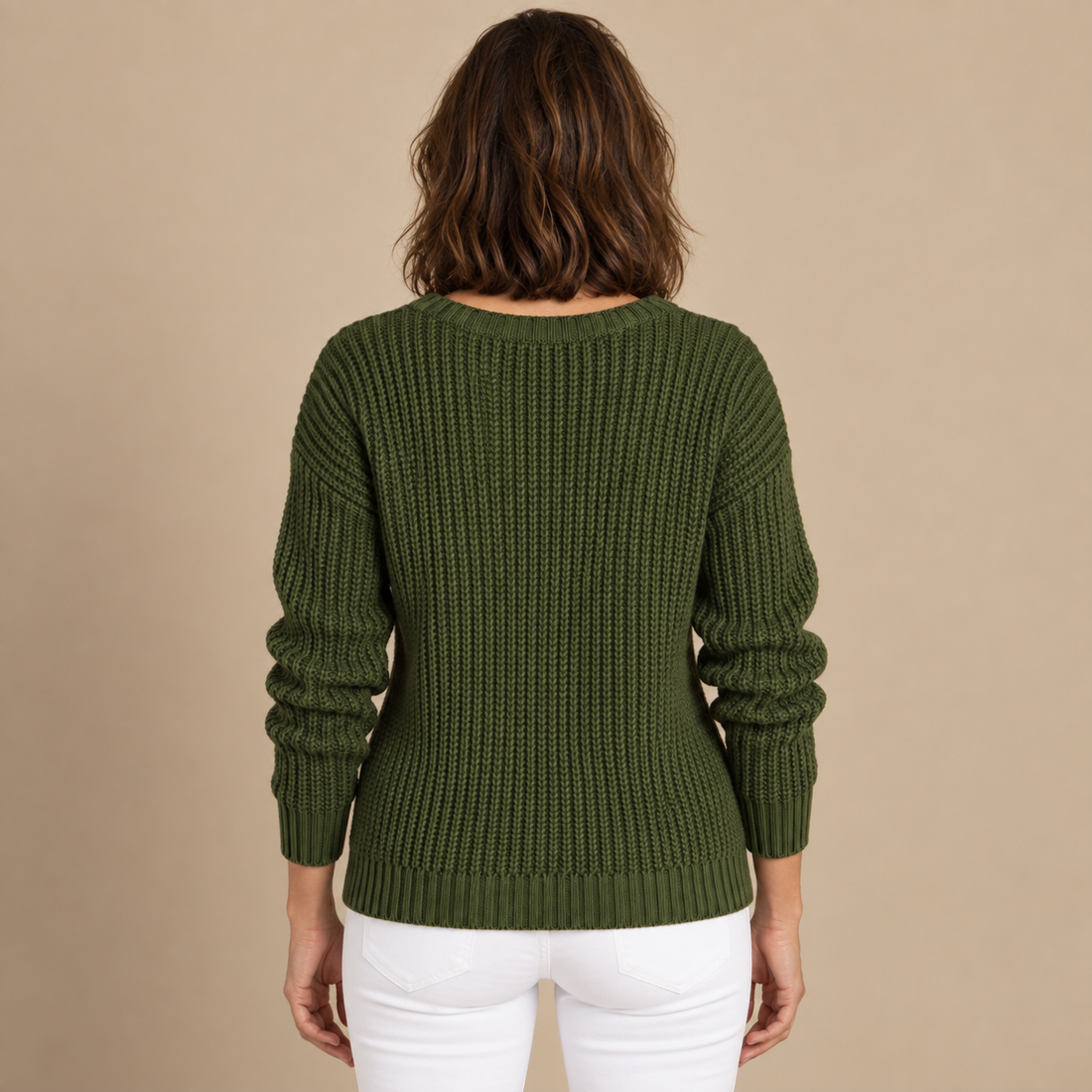 Sweter damski w warkocze w serek o luźnym kroju