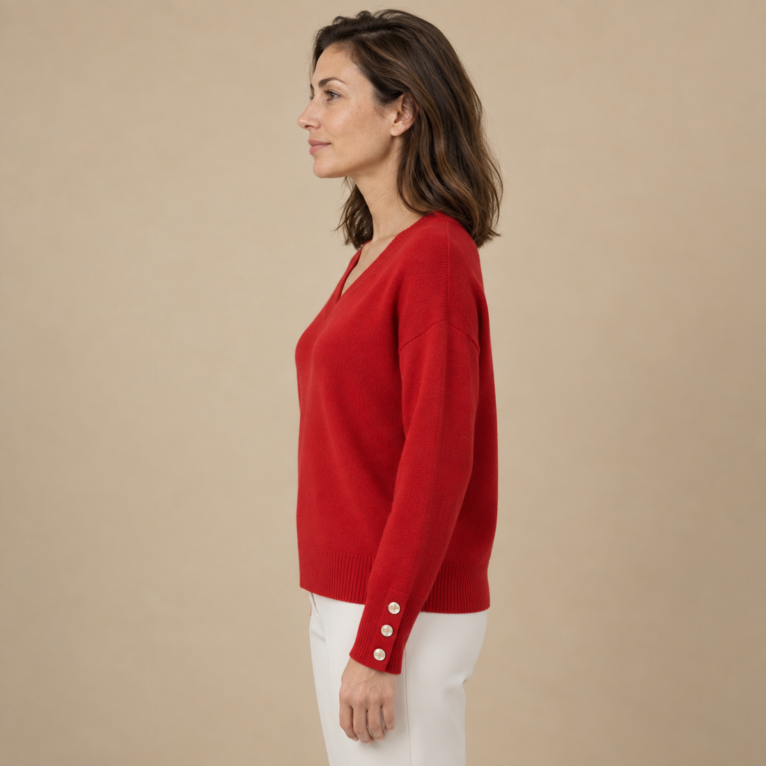 Sweter damski w serek z obniżoną linią ramion i mankietami na guziki