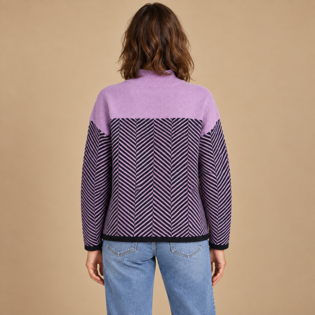 Sweter damski w jodełkę z wysokim kołnierzem o luźnym kroju