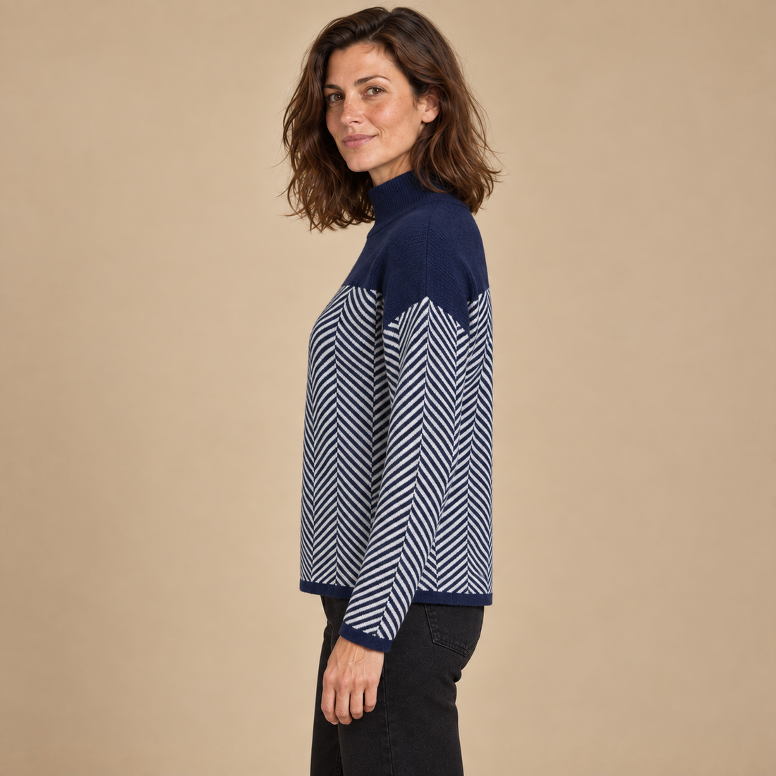 Sweter damski w jodełkę z wysokim kołnierzem o luźnym kroju