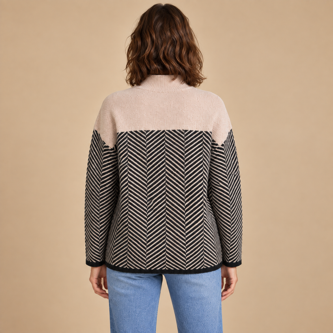 Sweter damski w jodełkę z wysokim kołnierzem o luźnym kroju