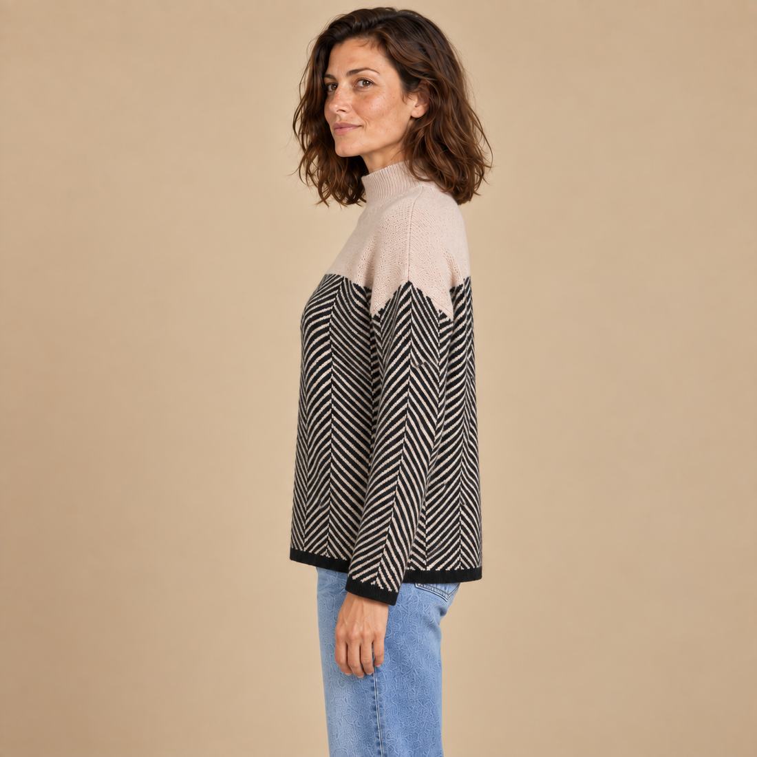 Sweter damski w jodełkę z wysokim kołnierzem o luźnym kroju