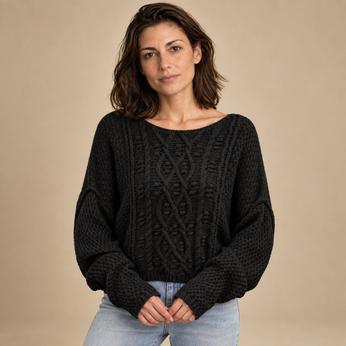 Krótki fakturowany sweter damski o luźnym kroju