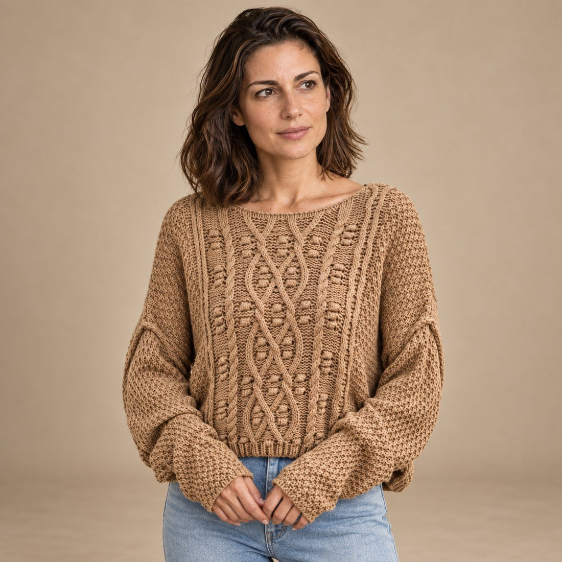 Krótki fakturowany sweter damski o luźnym kroju