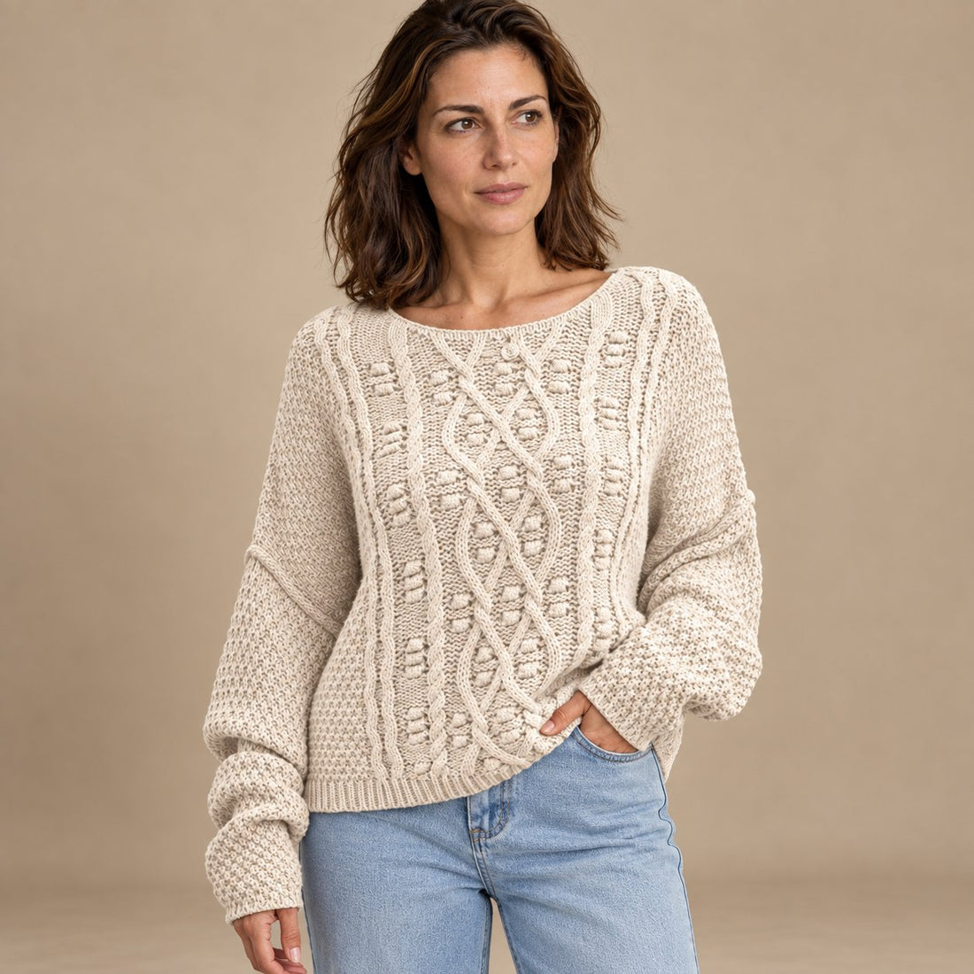 Krótki fakturowany sweter damski o luźnym kroju