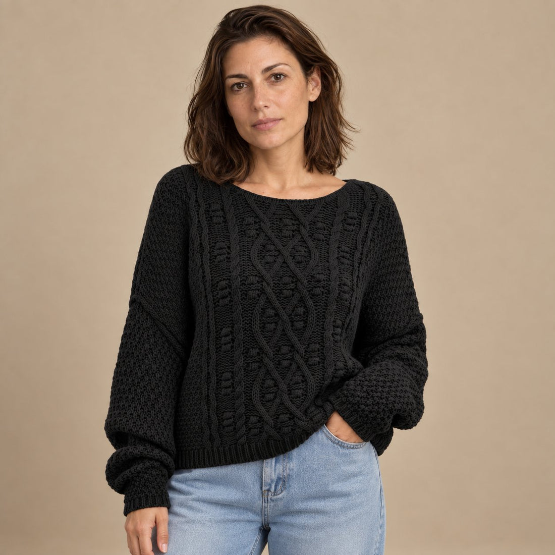 Krótki fakturowany sweter damski o luźnym kroju