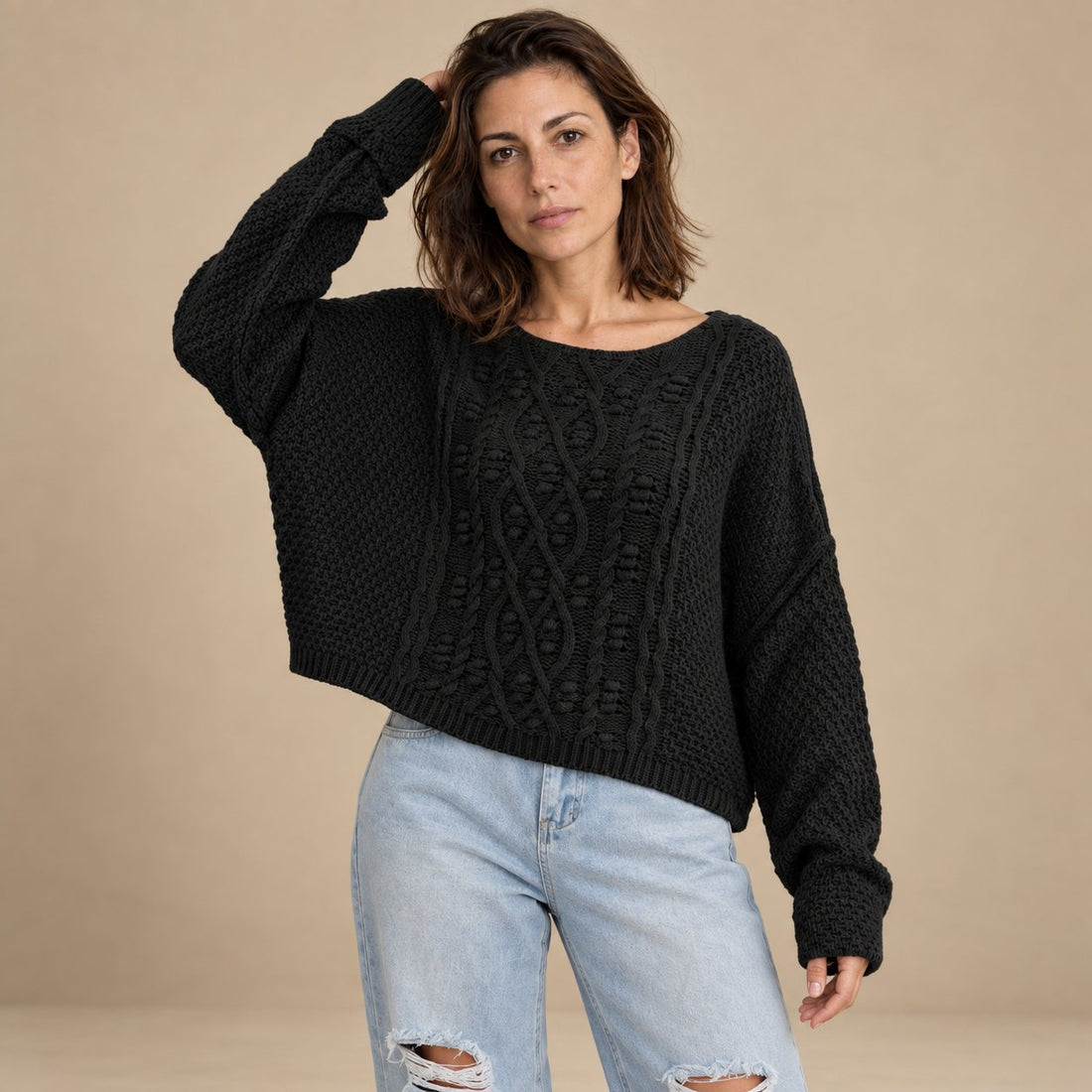 Krótki fakturowany sweter damski o luźnym kroju
