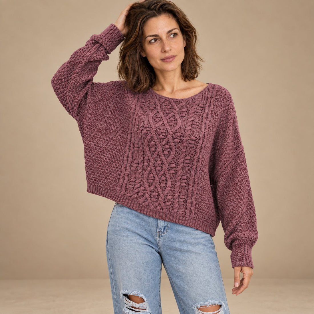 Krótki fakturowany sweter damski o luźnym kroju