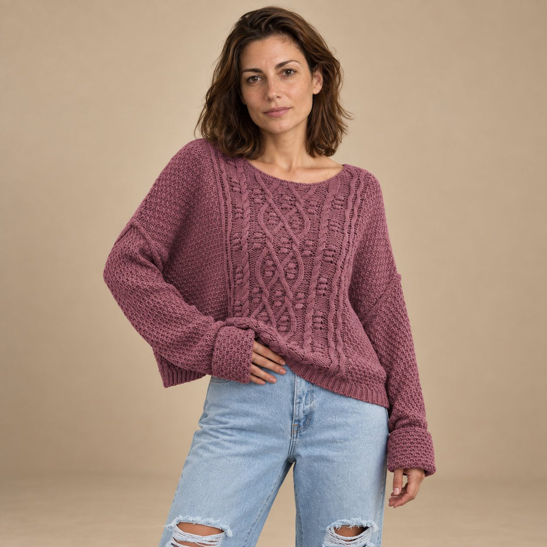 Krótki fakturowany sweter damski o luźnym kroju