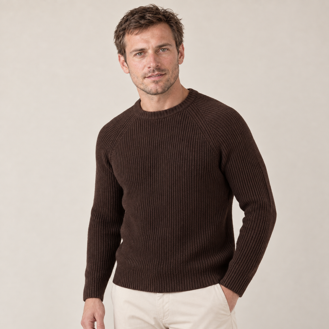 Brązowy sweter męski o splocie angielskim z okrągłym dekoltem