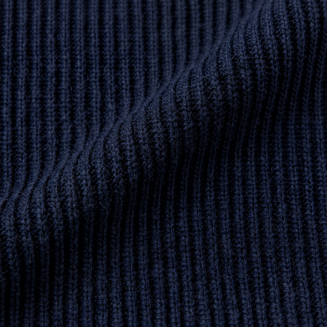 Granatowy sweter męski o splocie angielskim z okrągłym dekoltem