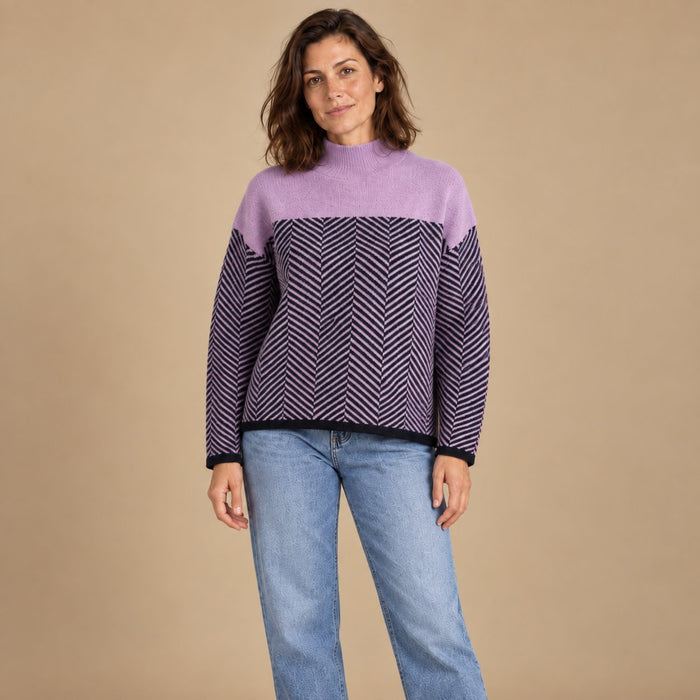 Sweter damski w jodełkę z wysokim kołnierzem o luźnym kroju