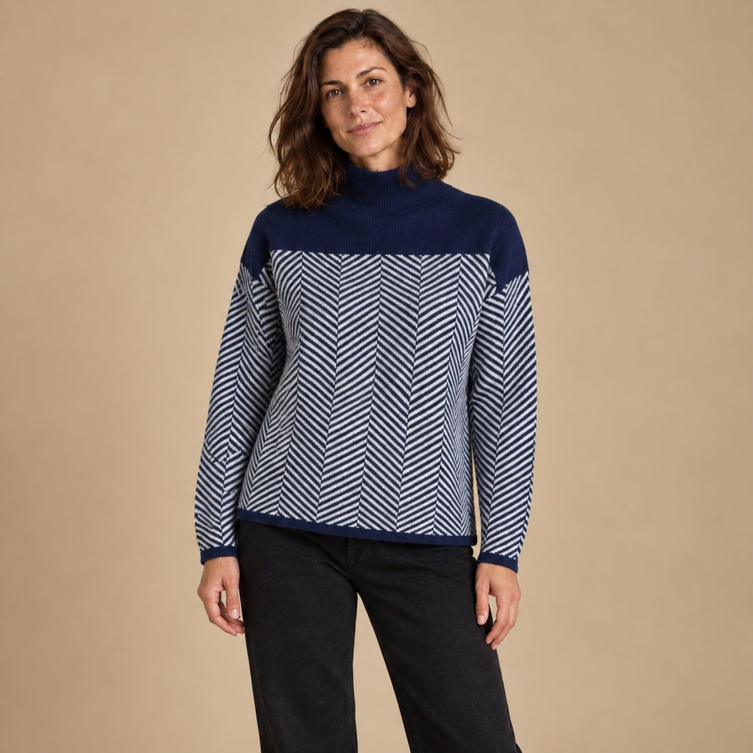 Sweter damski w jodełkę z wysokim kołnierzem o luźnym kroju