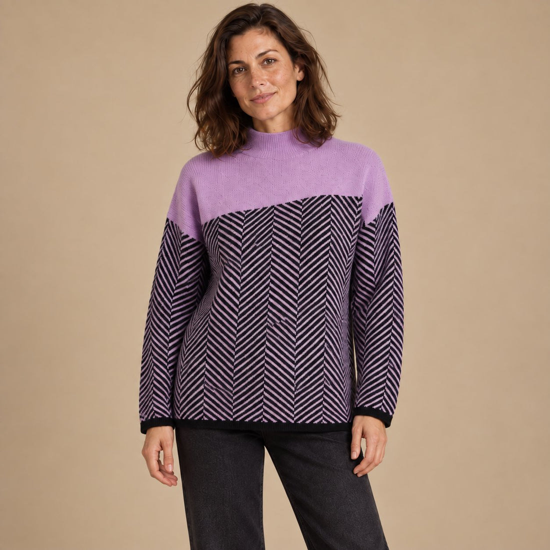 Sweter damski w jodełkę z wysokim kołnierzem o luźnym kroju