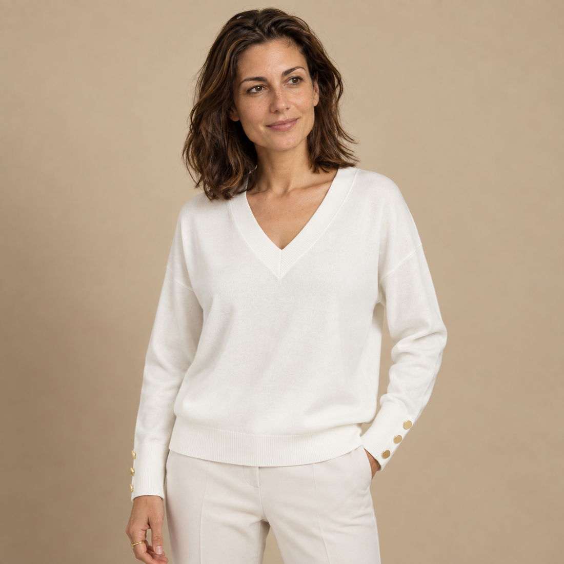 Sweter damski w serek z obniżoną linią ramion i mankietami na guziki