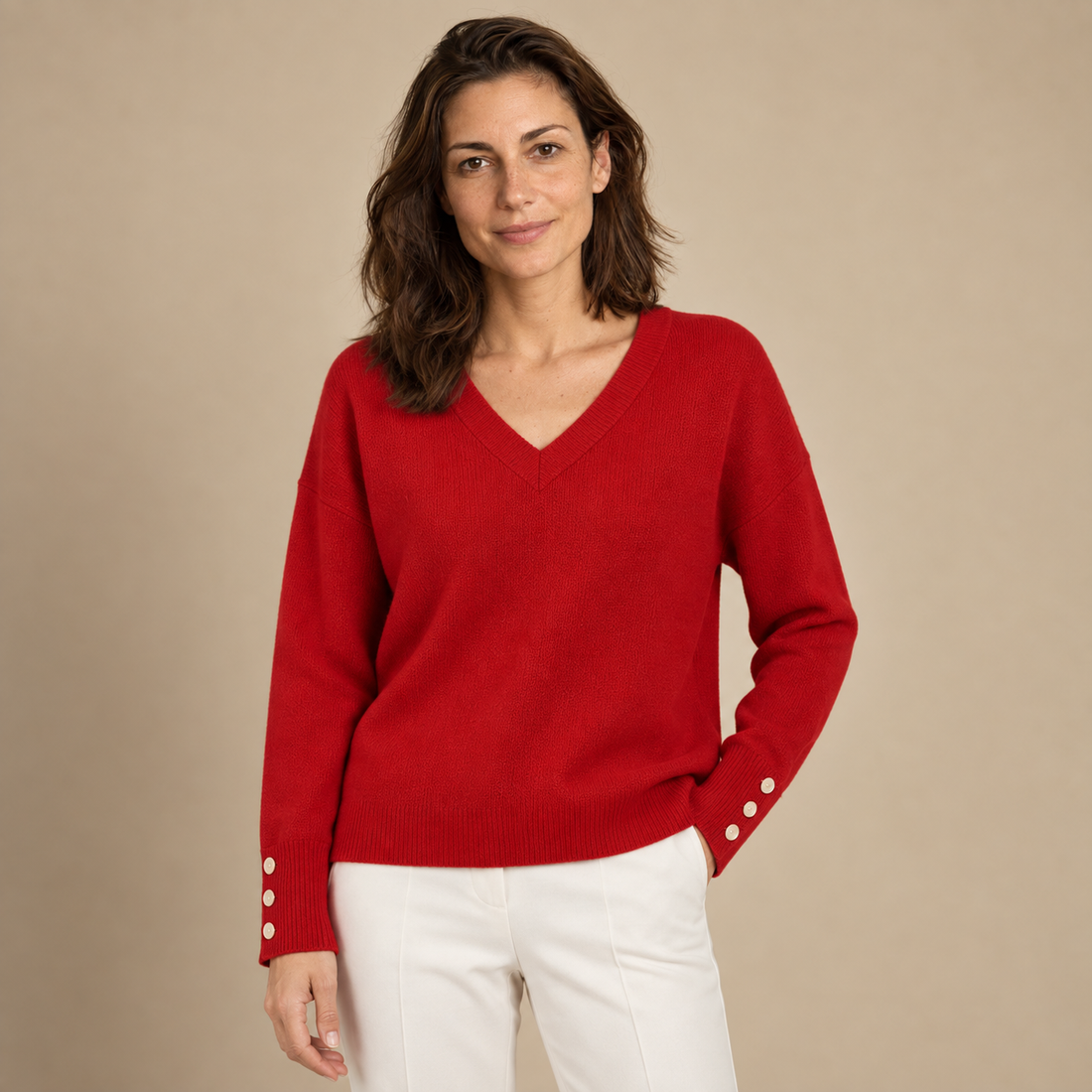 Sweter damski w serek z obniżoną linią ramion i mankietami na guziki