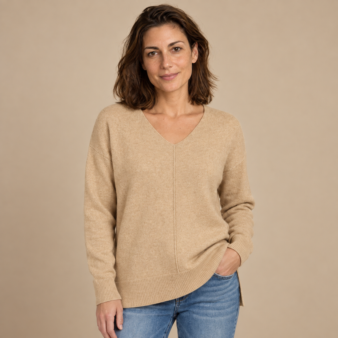 Fakturowany sweter damski w serek we wzór jodełki