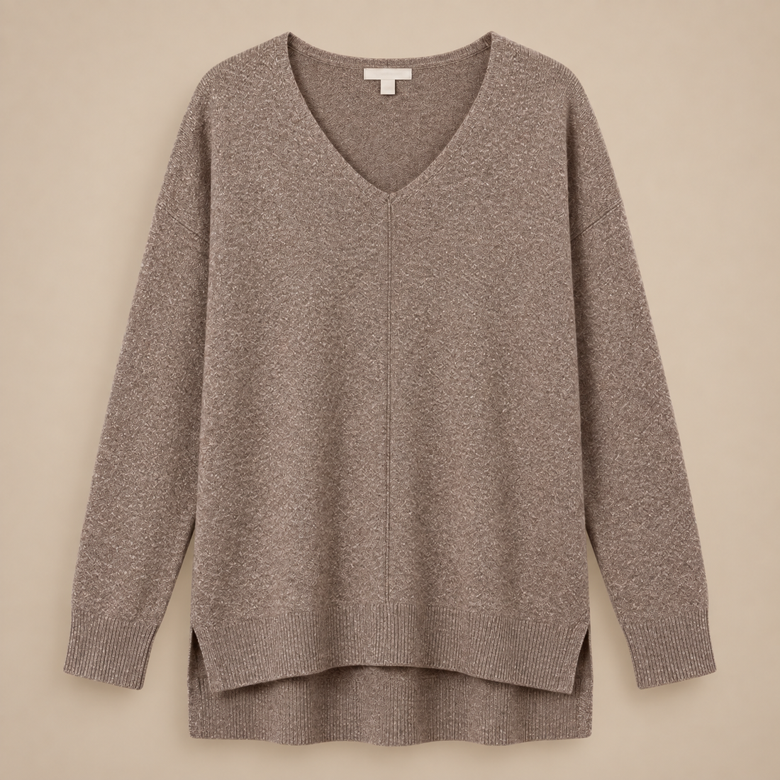 Fakturowany sweter damski w serek we wzór jodełki