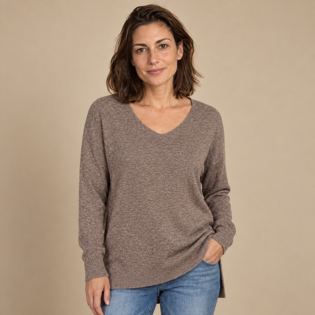 Fakturowany sweter damski w serek we wzór jodełki