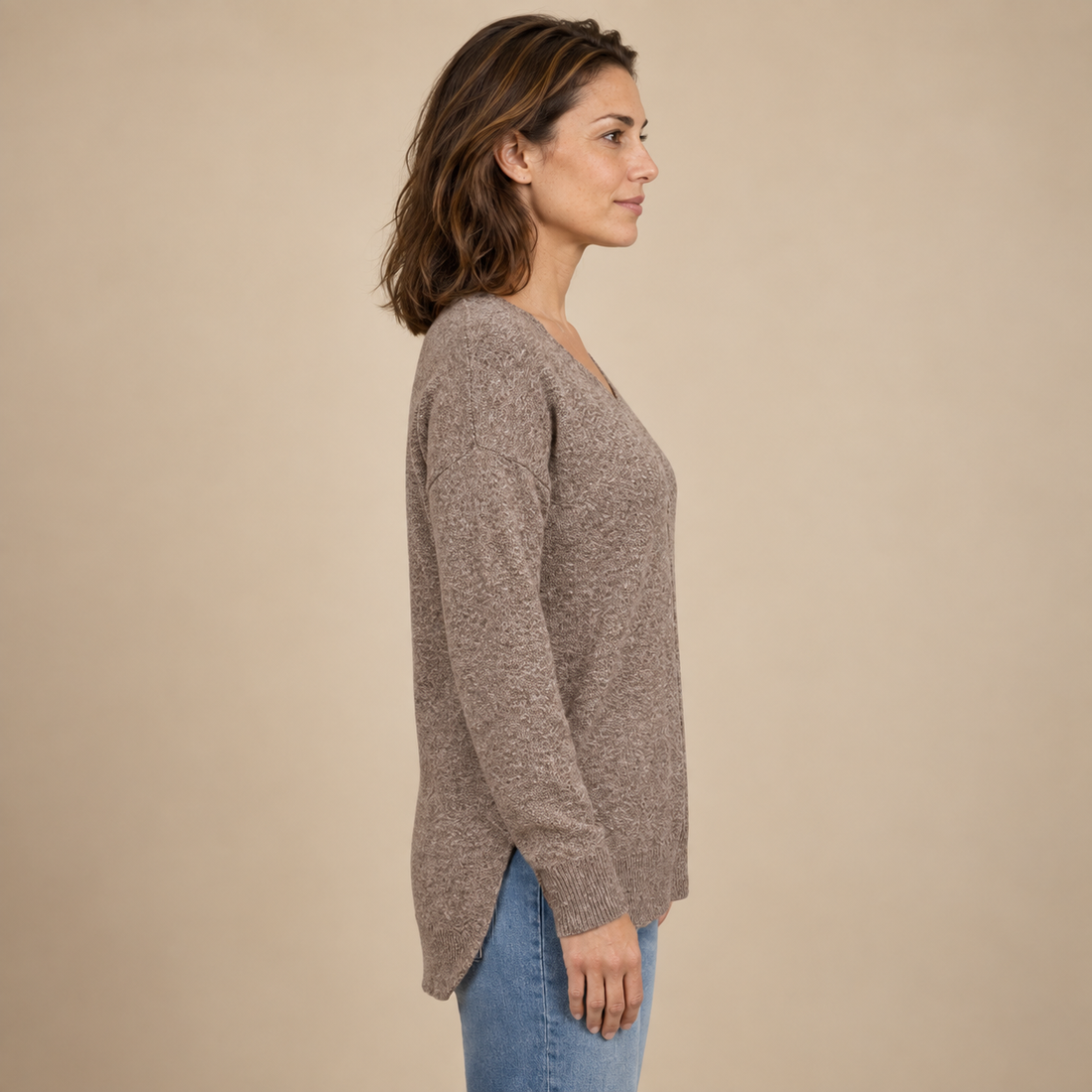 Fakturowany sweter damski w serek we wzór jodełki