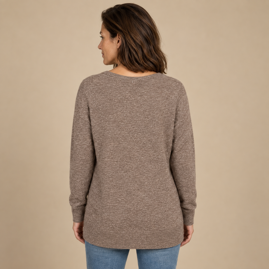 Fakturowany sweter damski w serek we wzór jodełki