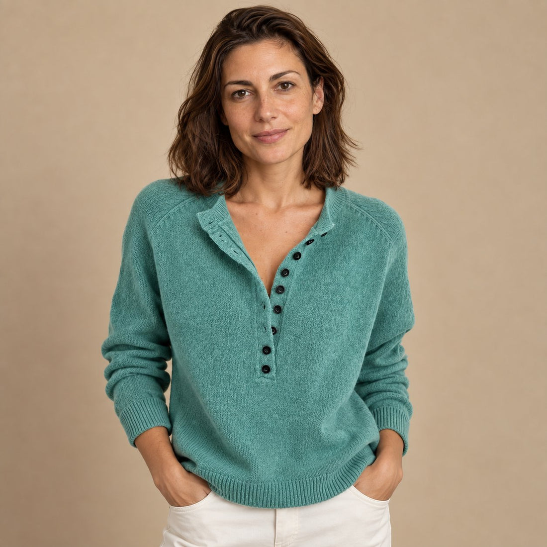 Sweter damski w serek z krótką listwą na guziki