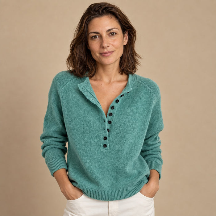 Sweter damski w serek z krótką listwą na guziki