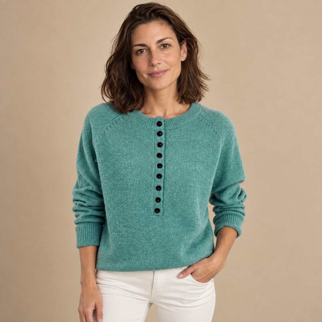 Sweter damski w serek z krótką listwą na guziki