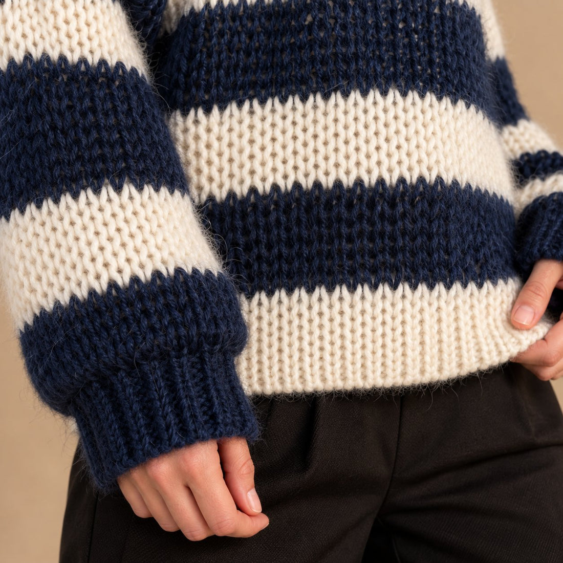 Sweter damski oversize w paski z długim rękawem