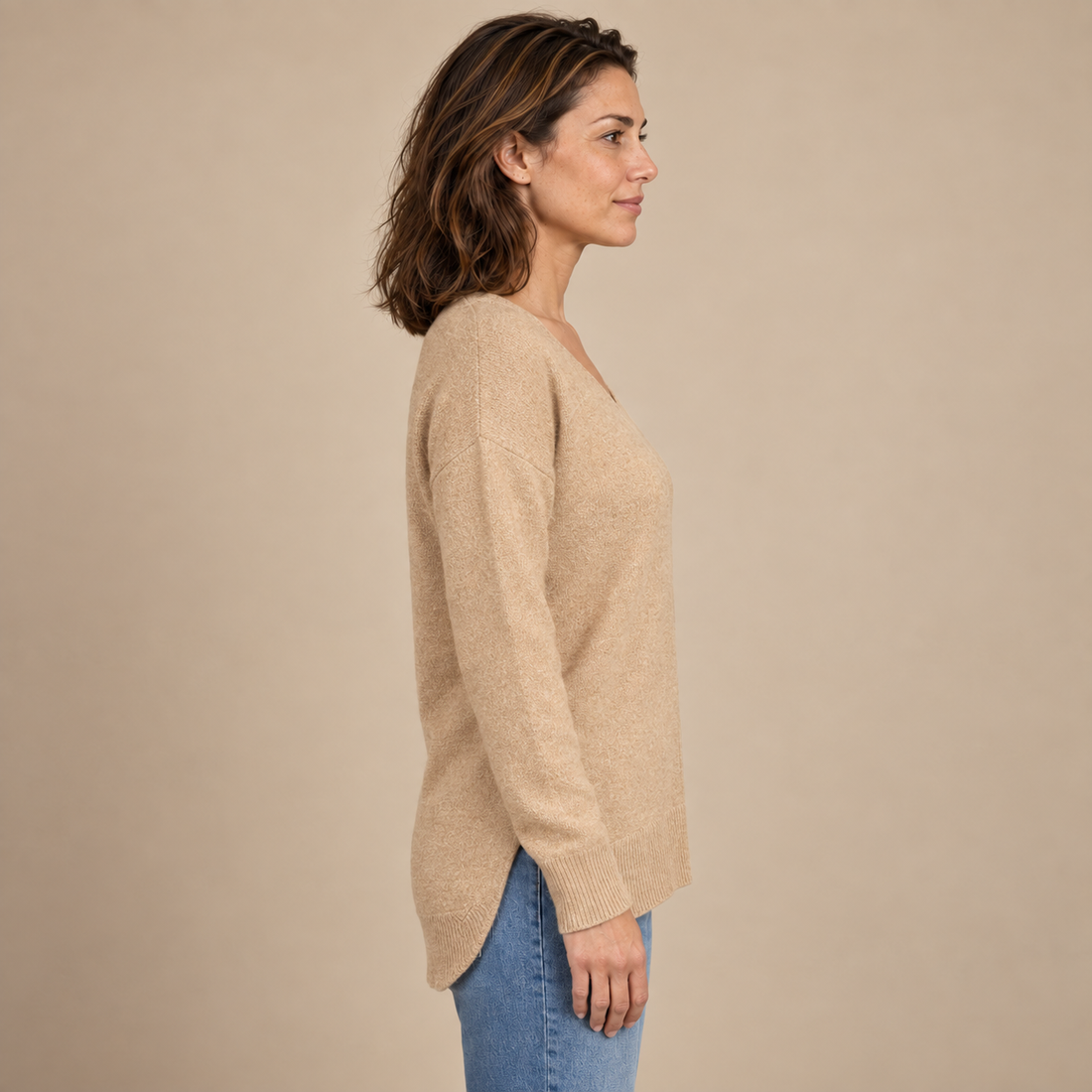 Fakturowany sweter damski w serek we wzór jodełki
