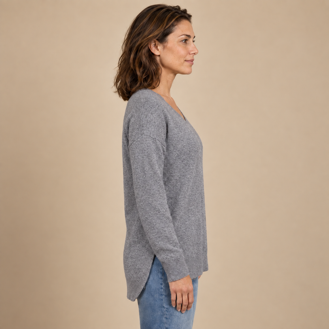 Fakturowany sweter damski w serek we wzór jodełki