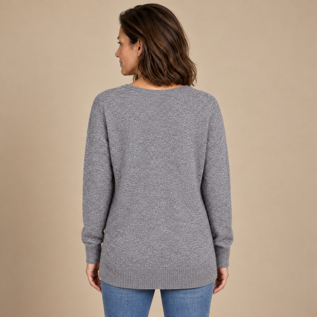 Fakturowany sweter damski w serek we wzór jodełki