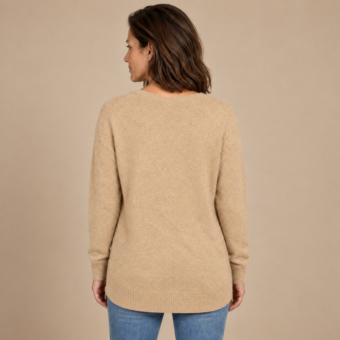 Fakturowany sweter damski w serek we wzór jodełki